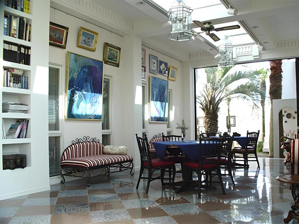 Arabian Art Hotel & Gallery Onjuku Bagian luar foto
