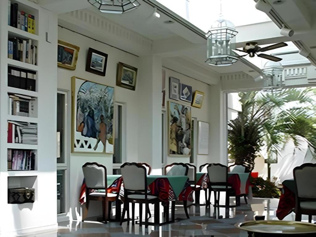 Arabian Art Hotel & Gallery Onjuku Bagian luar foto